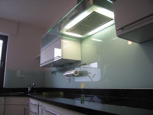 WECHSEL zu farbigen und  s/w Küchenrückwänden von www.glas-scholl.de